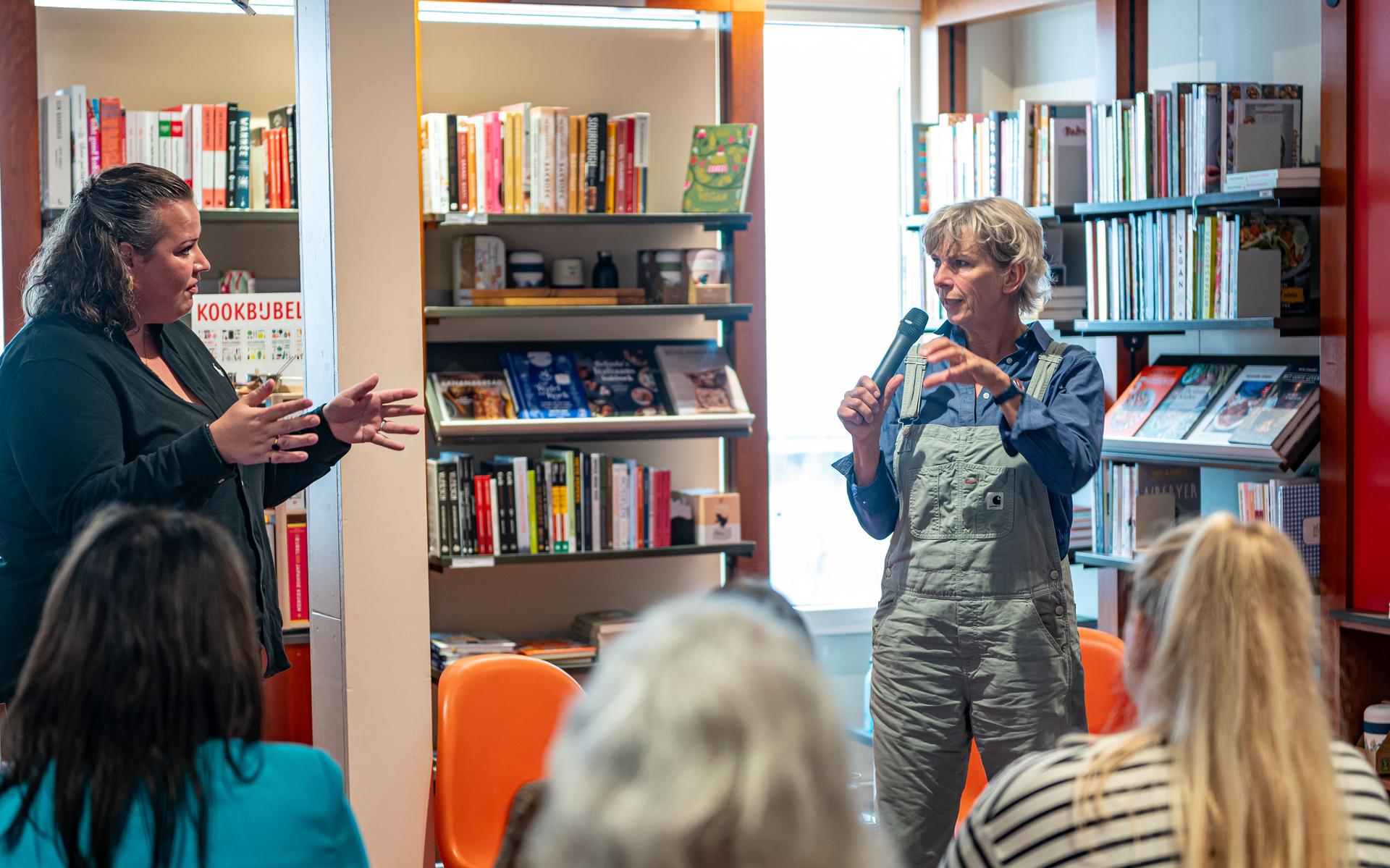 Francine Oomen signeert haar nieuwe boek in Roden. Sietske (26): 'Heel